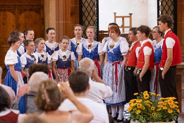 Ein Kinderjodelchor beim Bewertungsvortrag
