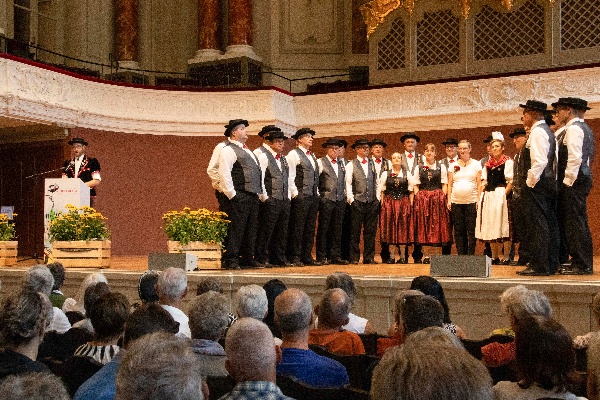 Ein Jodlerchor steht im Stadtcasino Basel bereit für seinen Bewertungsvortrag