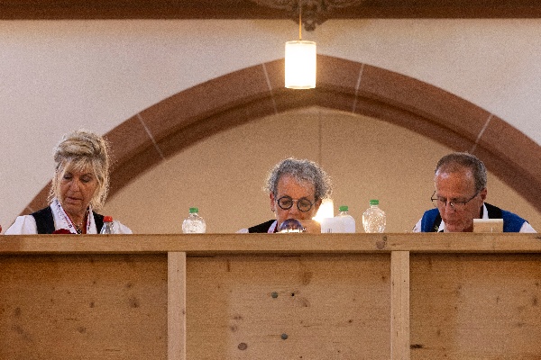 Hohe Konzentration bei der Jury der Jodelvorträge